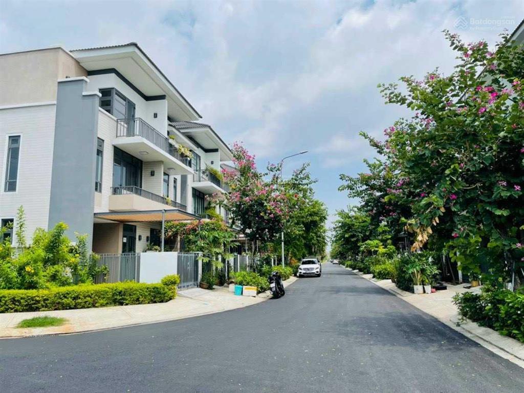 Tôi cần bán gấp biệt thự lavila kdc ven sông (sổ hồng) nhà 3 tầng giá 11 tỷ 800tr,  0909 904 ***