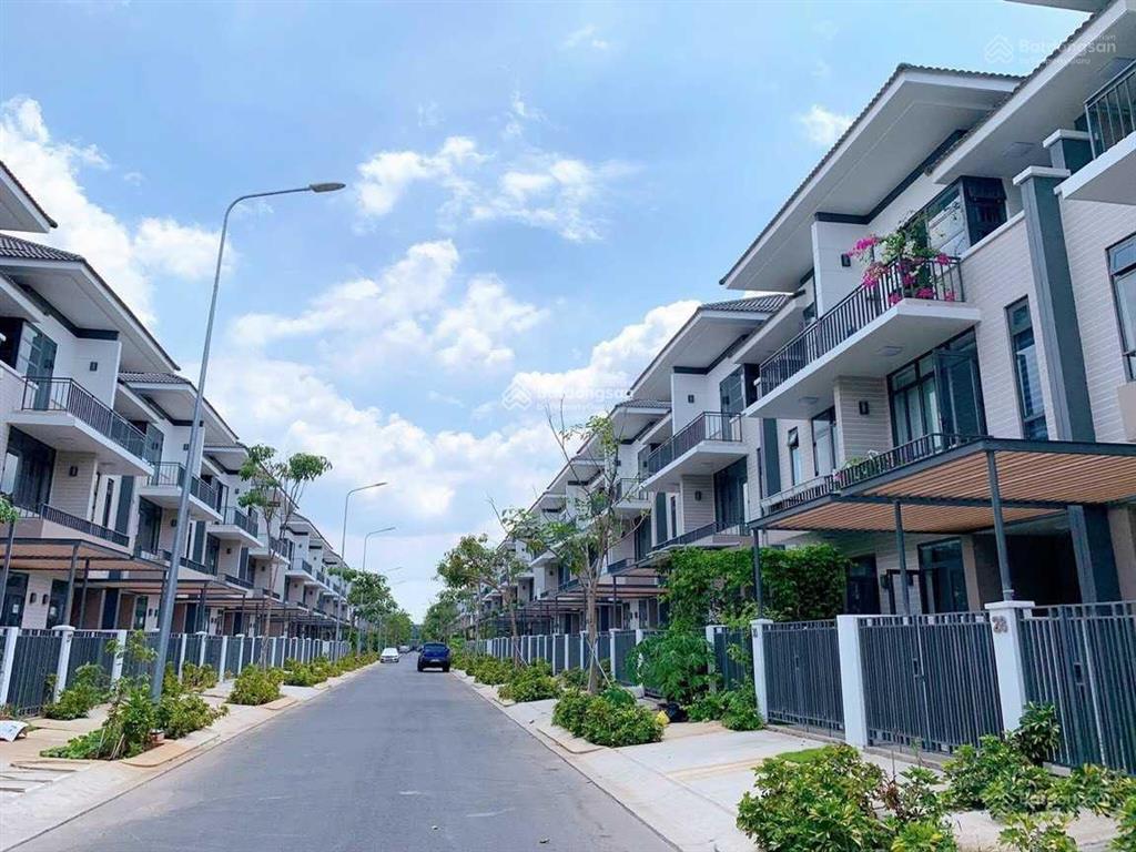 Tôi cần bán gấp biệt thự lavila kdc ven sông (sổ hồng) nhà 3 tầng giá 11 tỷ 800tr,  0909 904 ***