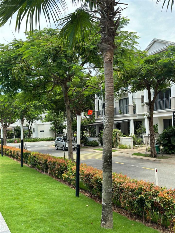 Bán gấp nhà phố nine south kdc ven sông giá 16 tỷ 800tr,  0909 904 ***