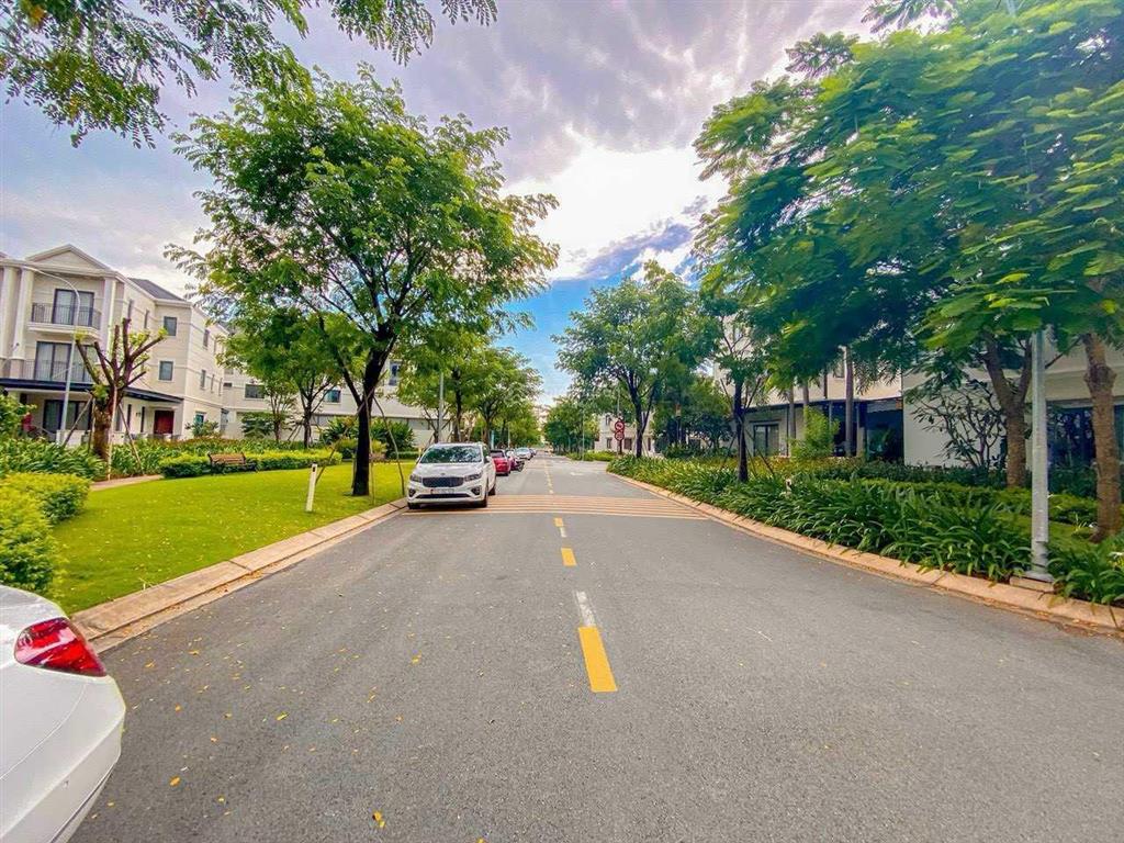 Bán gấp nhà phố nine south kdc ven sông giá 16 tỷ 800tr,  0909 904 ***