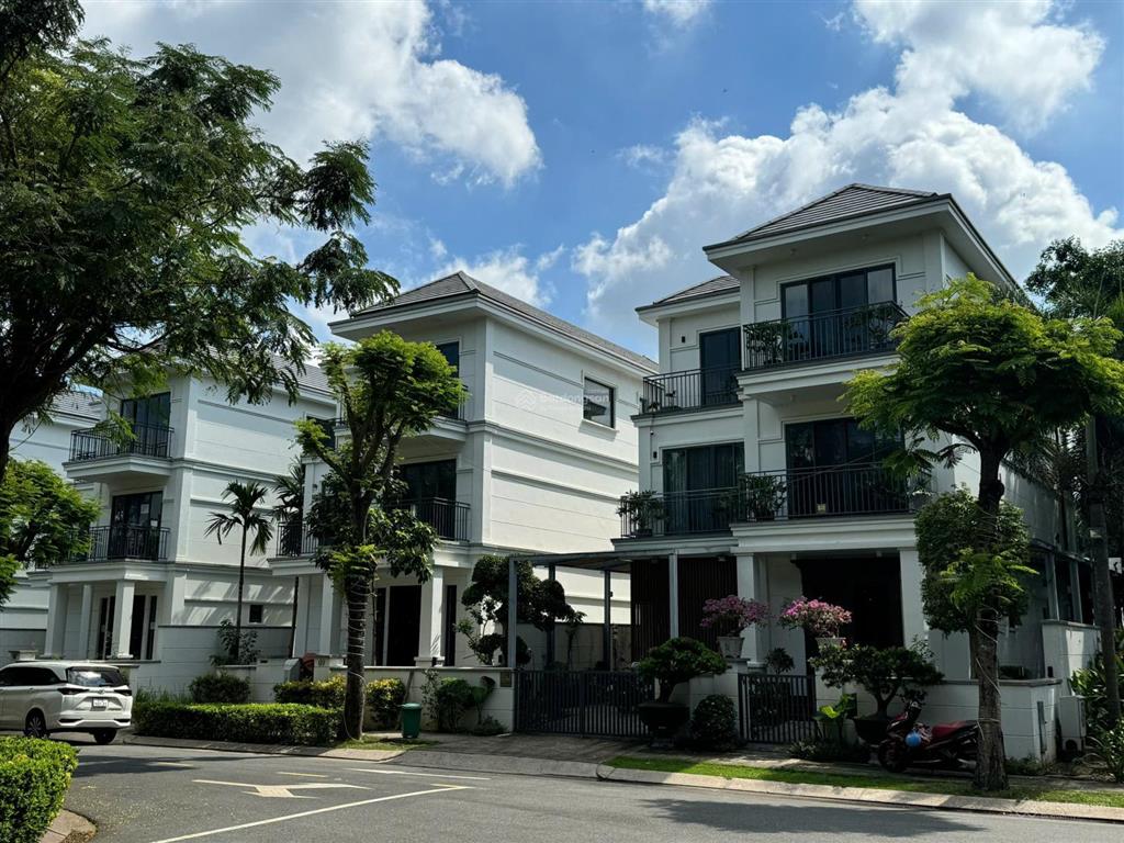 Gia đình cần bán gấp biệt thự ninesouth (kdc  ven sông) sổ hồng (giá 16 tỷ 800tr)  0909 904 ***.