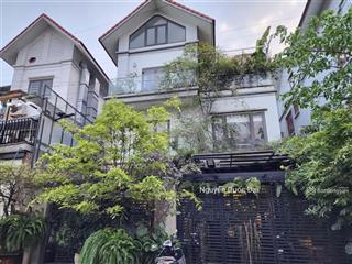 Biệt thự thành phố giao lưu  sát hồ điều hoà  nội thất xịn  khu víp  tặng nội thất xịn.