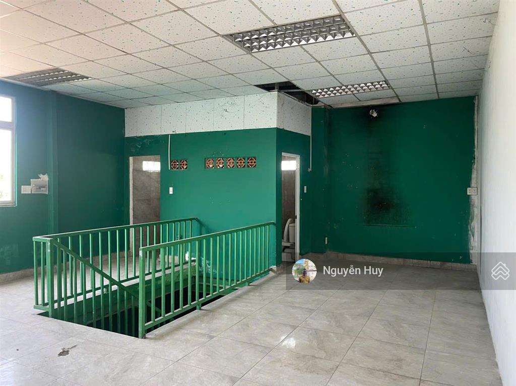 Cho thuê kho, nhà xưởng 700m2 có gác lửng 200m2 tại kcn lê minh xuân, bình chánh, 45 triệu/tháng