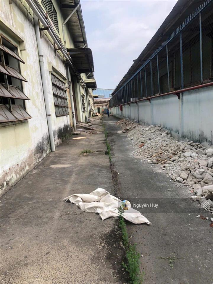 Cho thuê kho xưởng tại kcn tân tạo, dt 6600m2, có văn phòng, thời hạn thuê 5 năm,  0909 913 ***