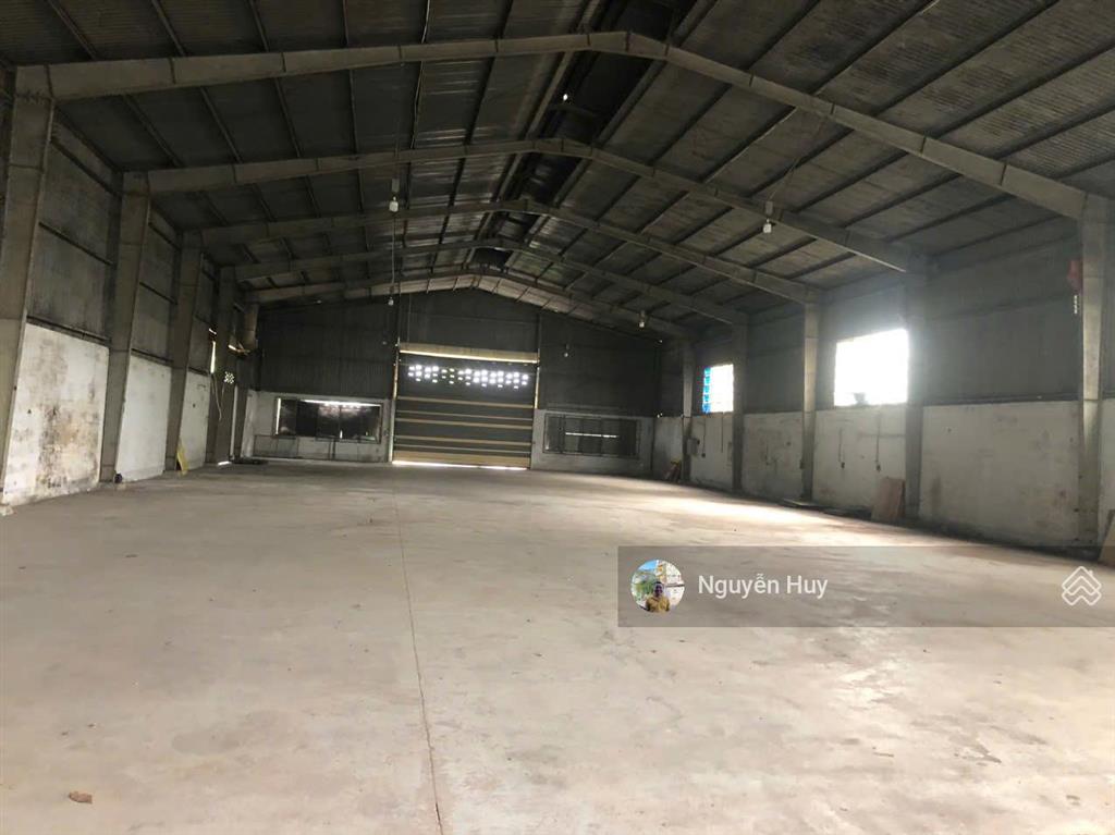 Cho thuê kho, nhà xưởng khuôn viên 2000m2 xưởng 1000m2 văn phòng 500m2 mt tại quốc lộ 1a, bến lức