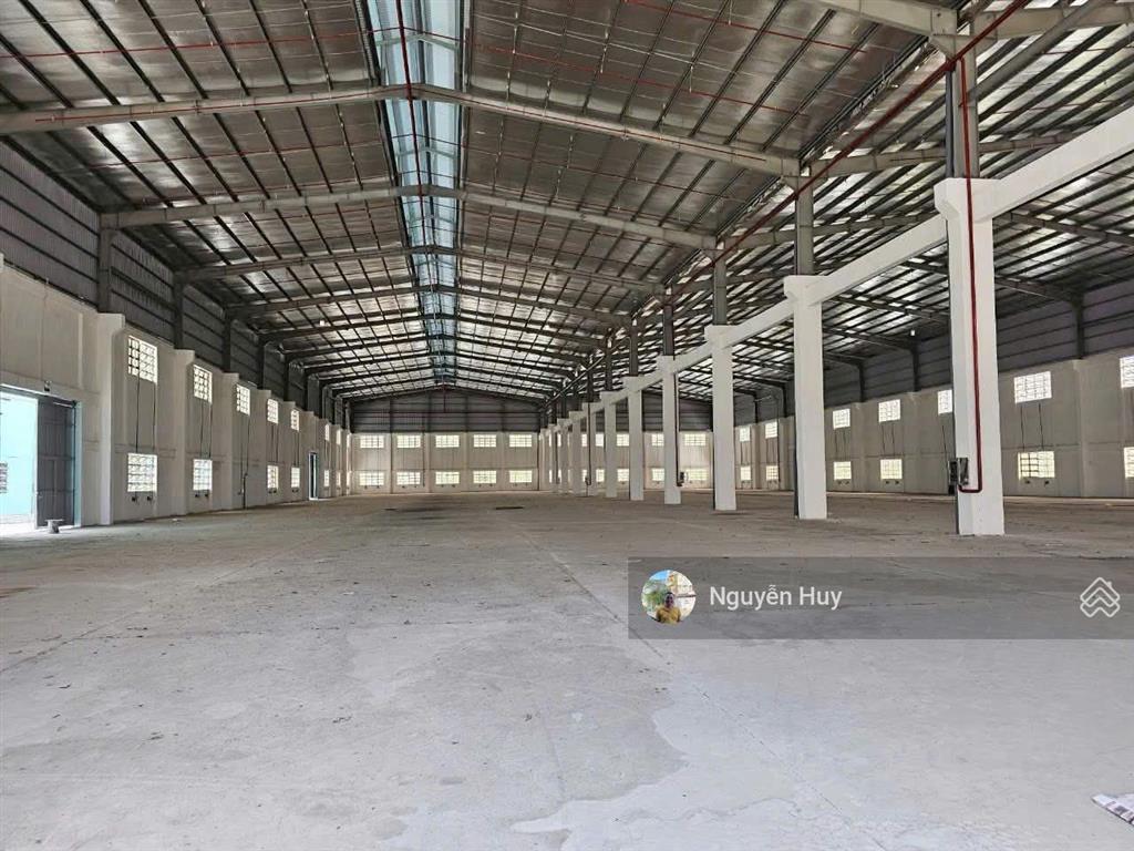 Cho thuê kho, nhà xưởng dt khuôn viên 8000m2, nhà xưởng 5400m2 tại bến lức.  0909 913 ***