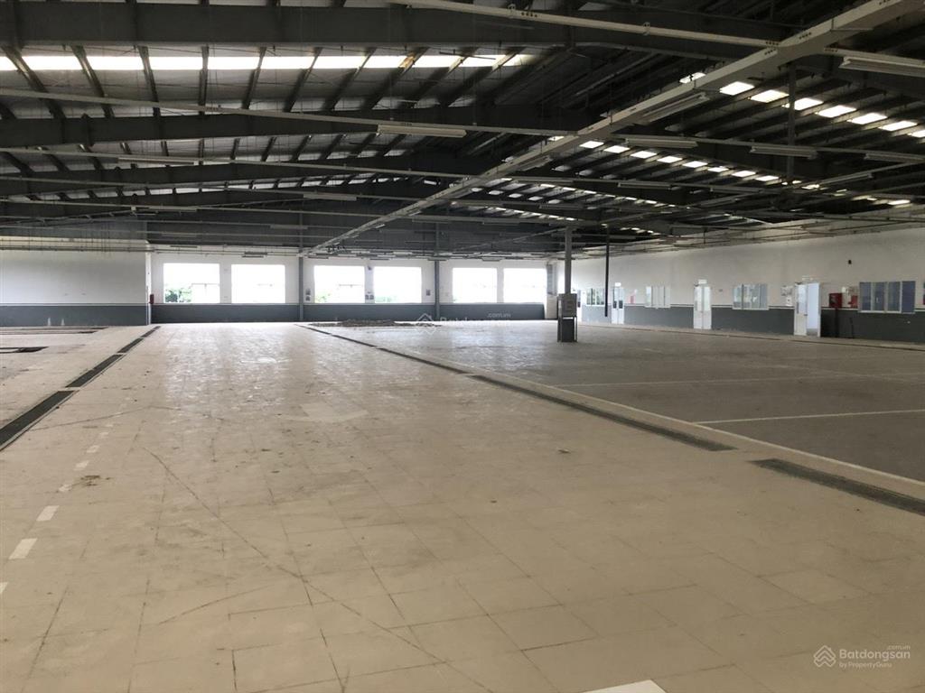 Cho thuê kho xưởng dt khuôn viên 10.000m2, xưởng 3.500m2 1 trệt 1 lầu mt võ văn kiệt  0909 913 ***