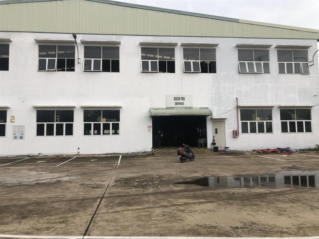 Cho thuê kho xưởng dt khuôn viên 10.000m2, xưởng 3.500m2 1 trệt 1 lầu mt võ văn kiệt  0909 913 ***