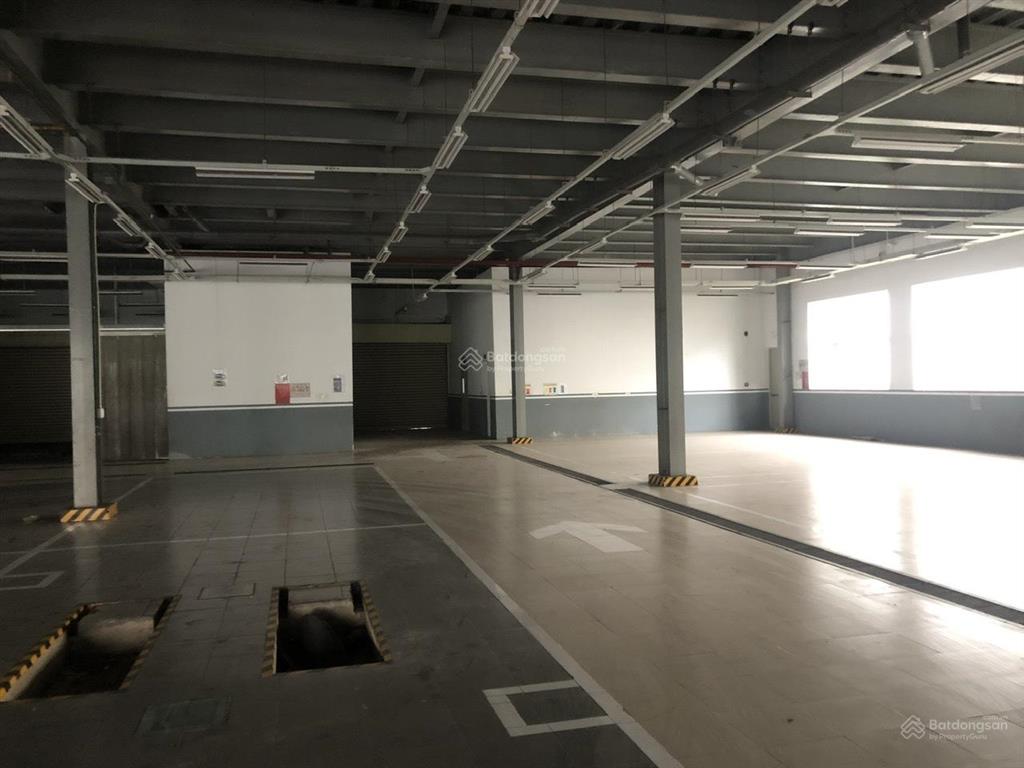 Cho thuê kho xưởng dt khuôn viên 10.000m2, xưởng 3.500m2 1 trệt 1 lầu mt võ văn kiệt  0909 913 ***