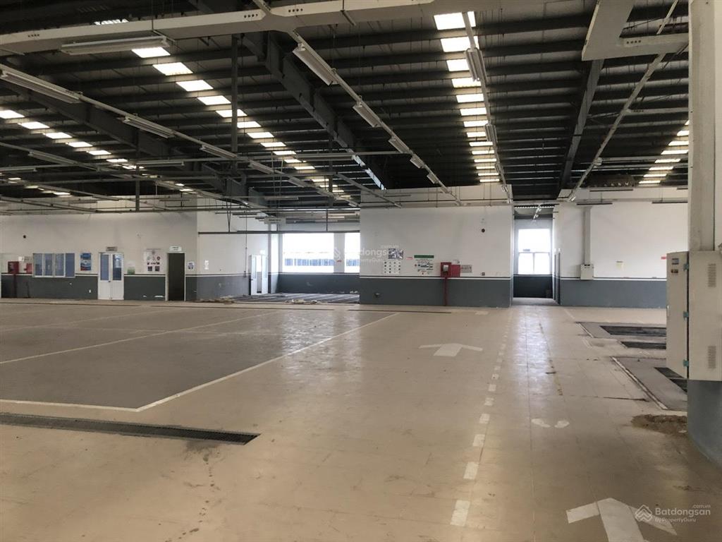 Cho thuê kho xưởng dt khuôn viên 10.000m2, xưởng 3.500m2 1 trệt 1 lầu mt võ văn kiệt  0909 913 ***