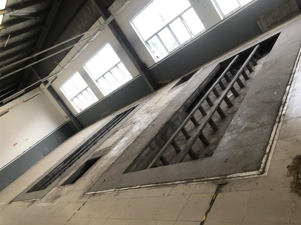 Cho thuê kho xưởng dt khuôn viên 10.000m2, xưởng 3.500m2 1 trệt 1 lầu mt võ văn kiệt  0909 913 ***