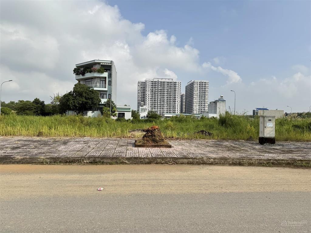 Bán nền 80m2 ngay ngã 4 đường 30m, không dính cống, tủ điện lộ giới, đường 20m thông ra vành đai 3