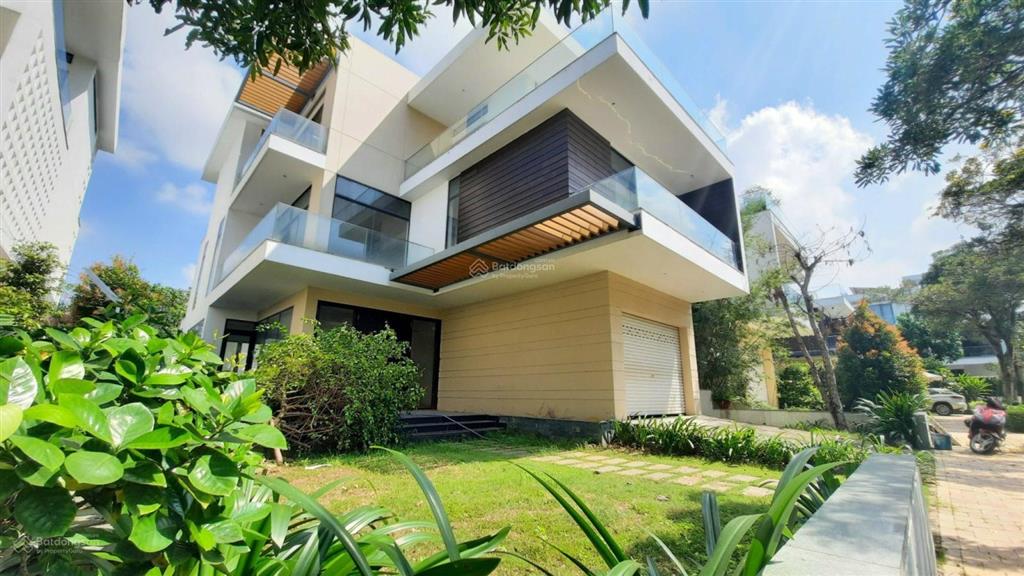 Lucasta villa 2 mặt tiền sông và công viên, dt đất 480m2, nhà hoàn thiện full nội thất. 58 tỷ