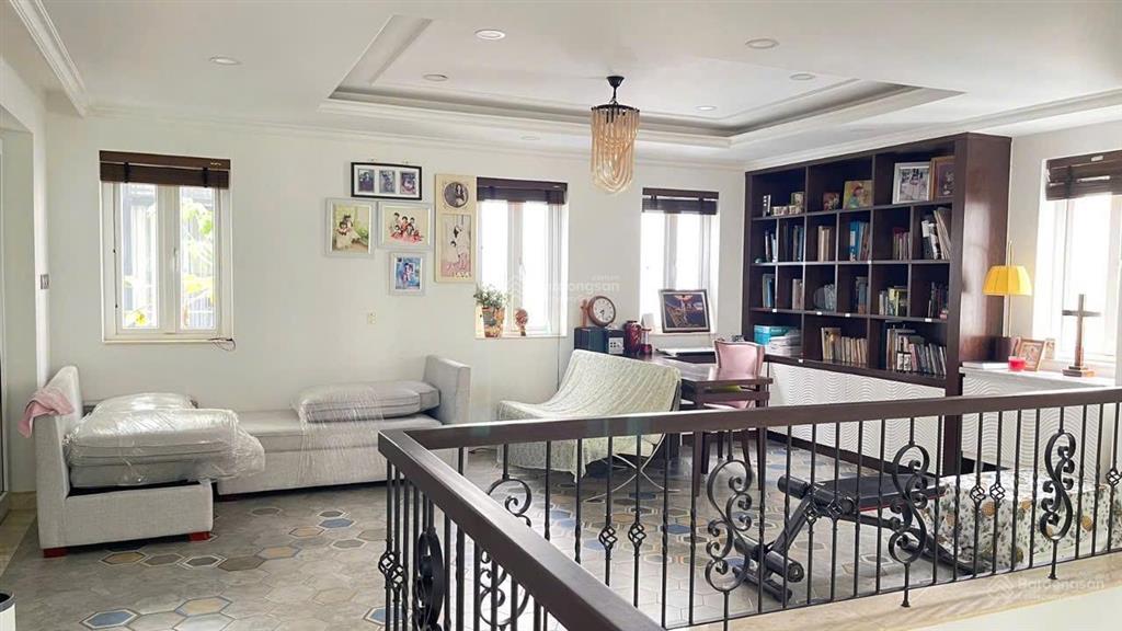 Villa park đơn lập.dt đất 200m2. nhà hoàn thiện nội thất cao cấp. sổ hồng sẵn. giá 27.5 tỷ