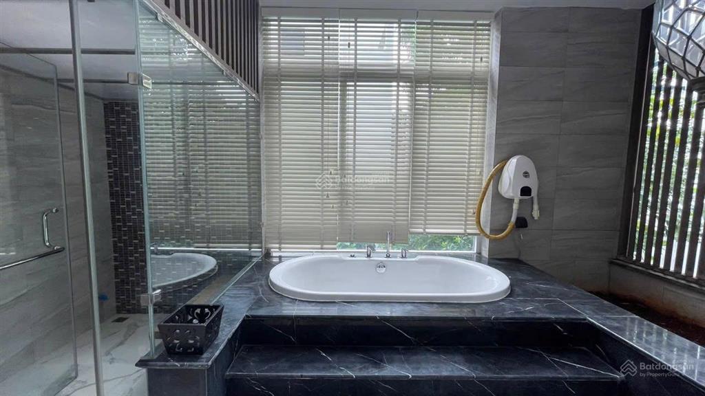 Villa park đơn lập.dt đất 200m2. nhà hoàn thiện nội thất cao cấp. sổ hồng sẵn. giá 27.5 tỷ
