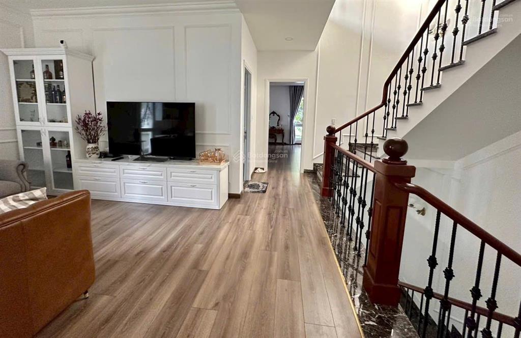 Biệt thự đơn lập sông the venica q9. dt 430m2. hoàn thiện cơ bản. sổ hồng sẵn. giá 63 tỷ