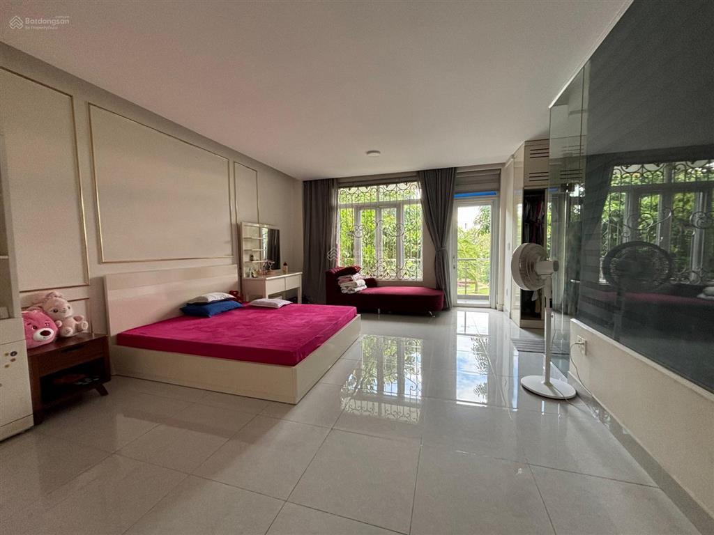 Villa park view sông. dt 320m2. nhà hoàn thiện đẹp, sân vườn rộng. sổ sẵn view công viên.giá 41tỷ