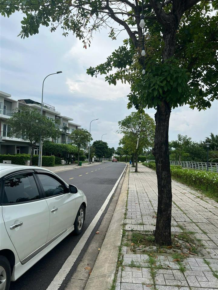 Biệt thự góc the garland dt 206m2, nằm trong khu gia hoà  q9 nhà thô sổ sẵn giá 18 tỷ