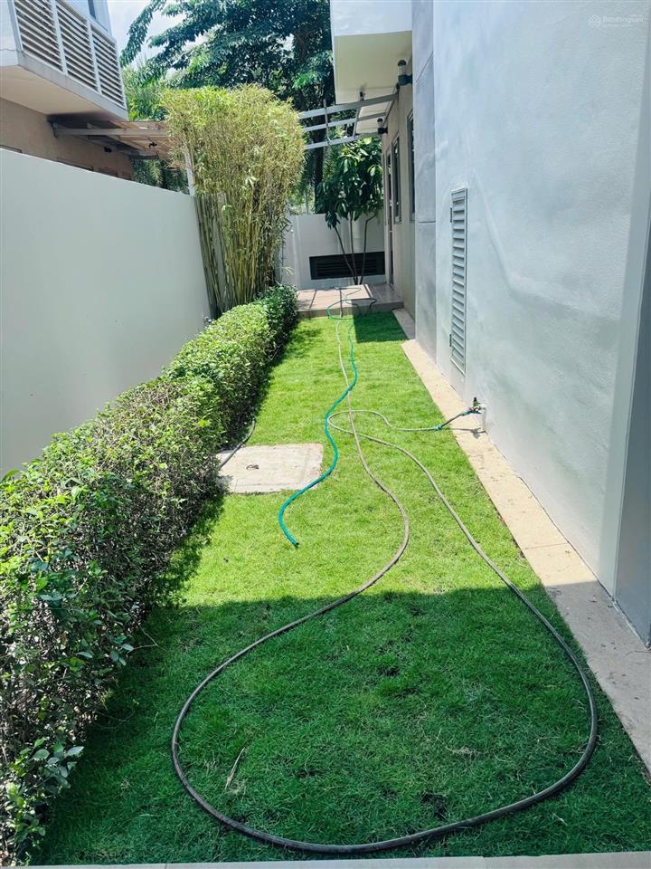 Riviera cove căn góc 2 mặt tiền. dt đất 460m2. nhà thô. sổ hồng sẵn. giá 52.5 tỷ