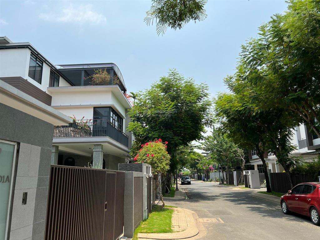 Riviera cove căn góc 2 mặt tiền. dt đất 460m2. nhà thô. sổ hồng sẵn. giá 52.5 tỷ