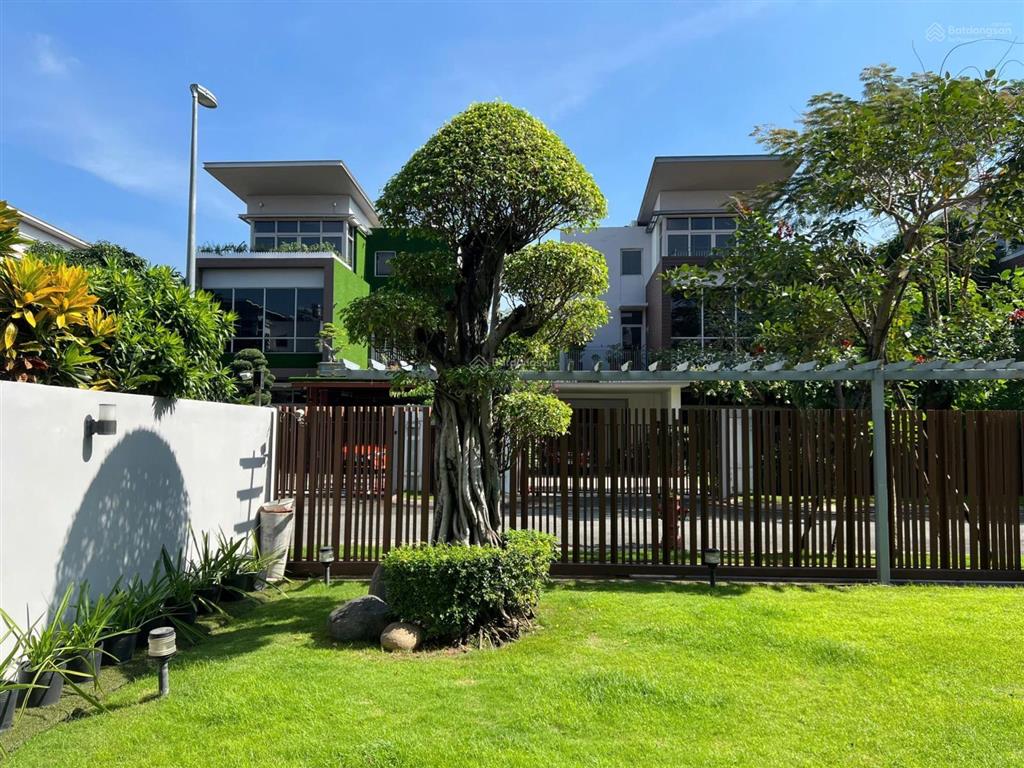 Riviera cove căn góc 2 mặt tiền. dt đất 460m2. nhà thô. sổ hồng sẵn. giá 52.5 tỷ