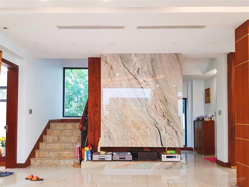 Biệt thự sông lucasta q9.dt 480m2 căn 2 mặt tiền. nhà hoàn thiện nội thất. sân vườn rộng. sổ sẵn