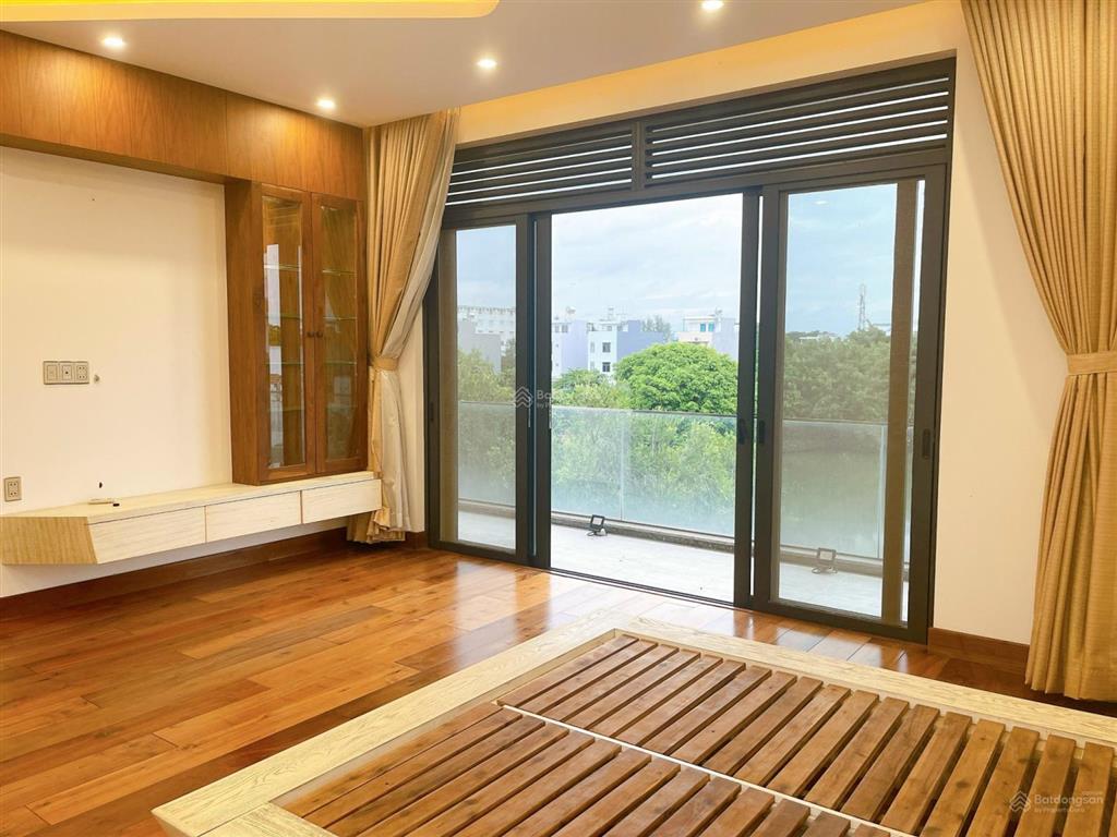 Biệt thự sông lucasta q9.dt 480m2 căn 2 mặt tiền. nhà hoàn thiện nội thất. sân vườn rộng. sổ sẵn