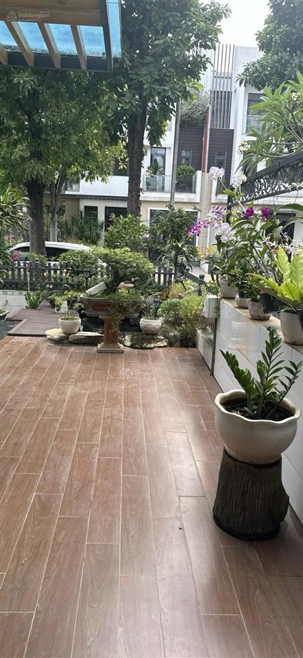 Lucasta villa dt 205m2. nhà hoàn thiện có hồ cá koi đẹp. sân vường rộng.sổ sẵn. giá 27.5 tỷ