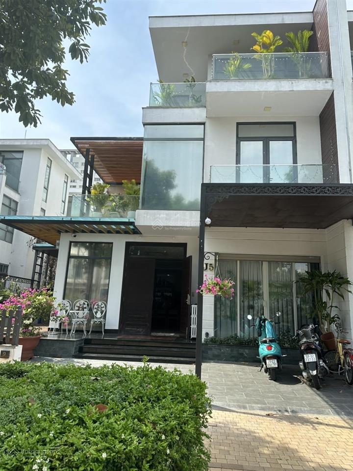 Lucasta villa dt 205m2. nhà hoàn thiện có hồ cá koi đẹp. sân vường rộng.sổ sẵn. giá 27.5 tỷ