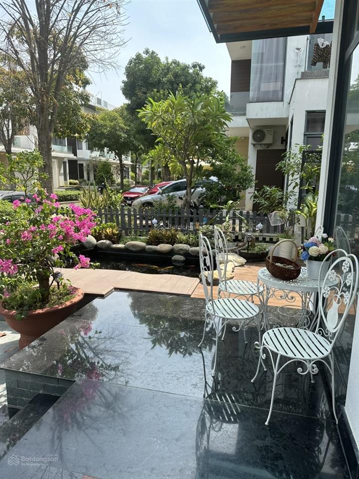 Lucasta villa dt 205m2. nhà hoàn thiện có hồ cá koi đẹp. sân vường rộng.sổ sẵn. giá 27.5 tỷ