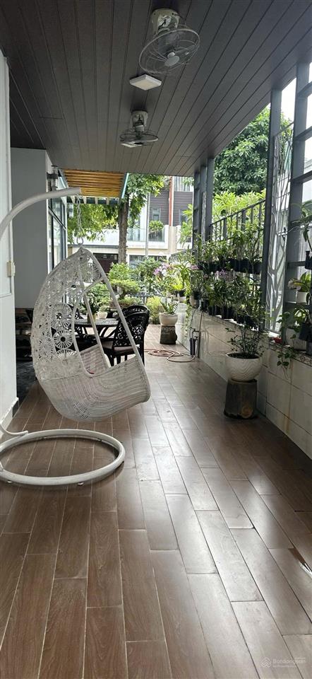 Lucasta villa dt 205m2. nhà hoàn thiện có hồ cá koi đẹp. sân vường rộng.sổ sẵn. giá 27.5 tỷ