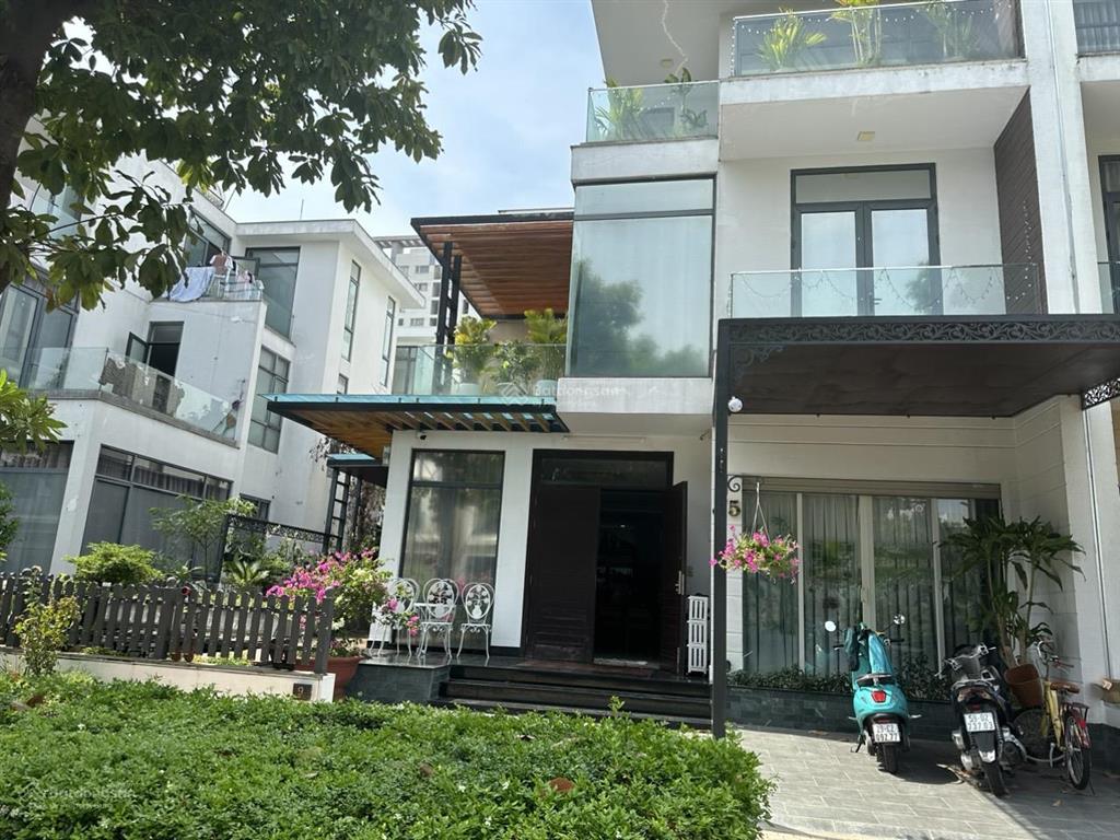 Lucasta villa dt 205m2. nhà hoàn thiện có hồ cá koi đẹp. sân vường rộng.sổ sẵn. giá 27.5 tỷ