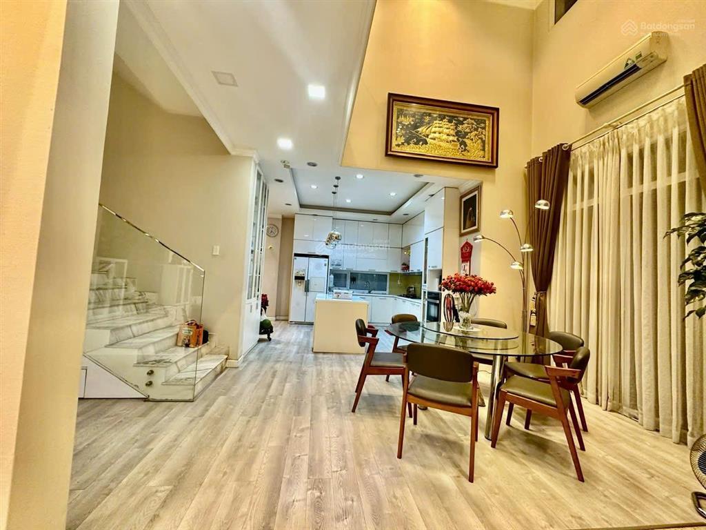 Lucasta villa dt 205m2. nhà hoàn thiện có hồ cá koi đẹp. sân vường rộng.sổ sẵn. giá 27.5 tỷ