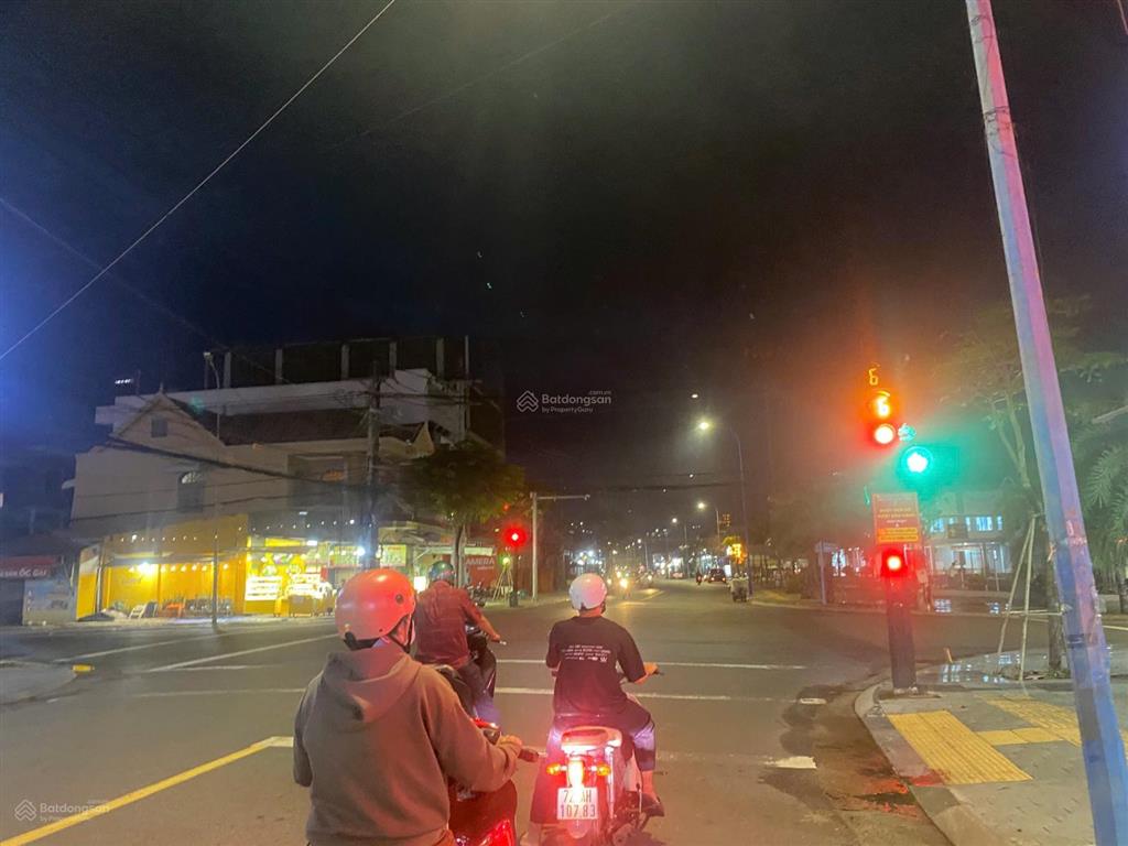 Bán gấp nhà mặt tiền 2 lầu đường 27/4, 300m2, 6,5 tỷ, 5pn, 5wc, xuyên mộc, bà rịa vũng tàu