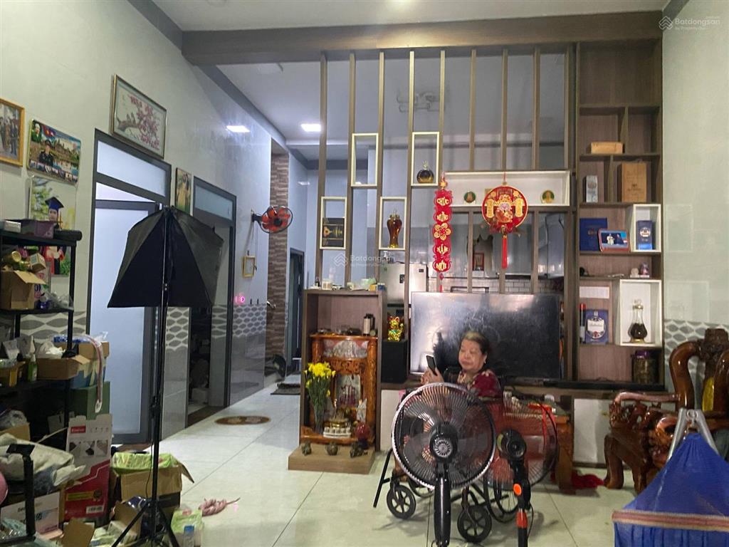 Bán gấp nhà mặt tiền 2 lầu đường 27/4, 300m2, 6,5 tỷ, 5pn, 5wc, xuyên mộc, bà rịa vũng tàu