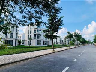 Biệt thự đơn lập view trực diện sân golf view sau kênh hồ 4 tầng 376m2 giá 17,8 tỷ, sổ đỏ lâu dài