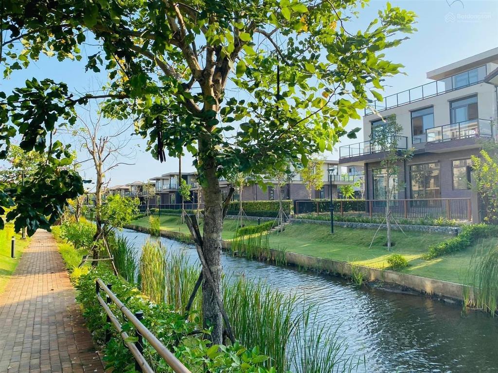 Biệt thự 300m2 3 lầu. kđt waterpoint cách q7 chỉ 35 phút. vay miễn trả gốc lãi 30 tháng. vốn 3.5 tỷ