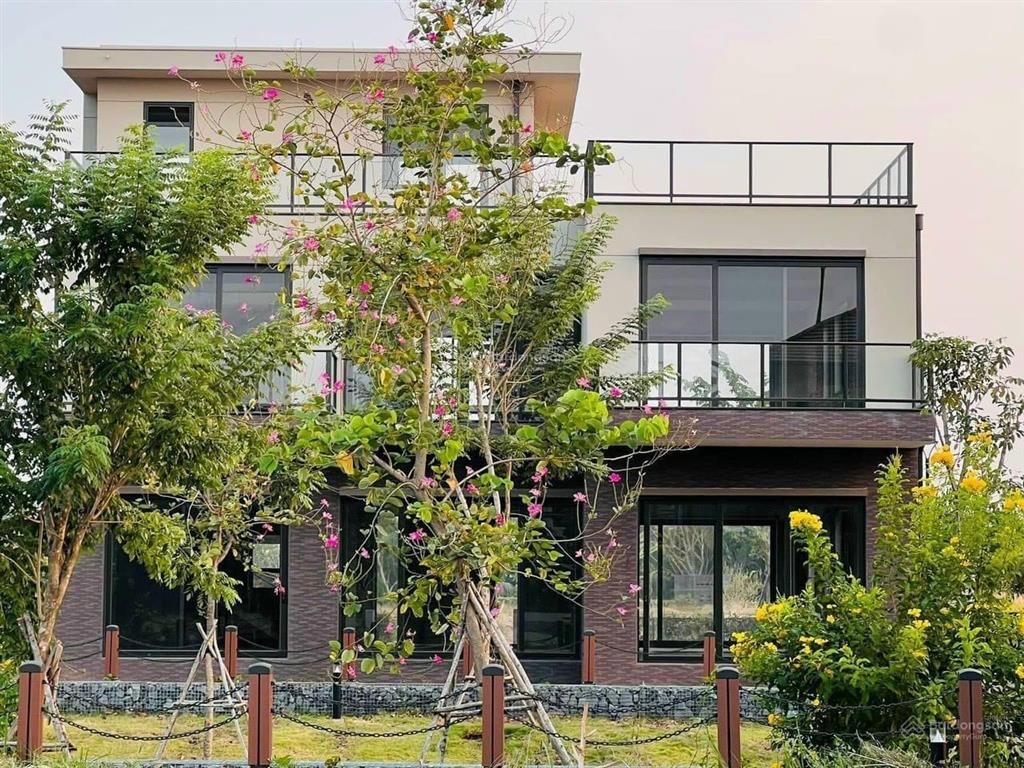 Biệt thự 300m2 3 lầu. kđt waterpoint cách q7 chỉ 35 phút. vay miễn trả gốc lãi 30 tháng. vốn 3.5 tỷ