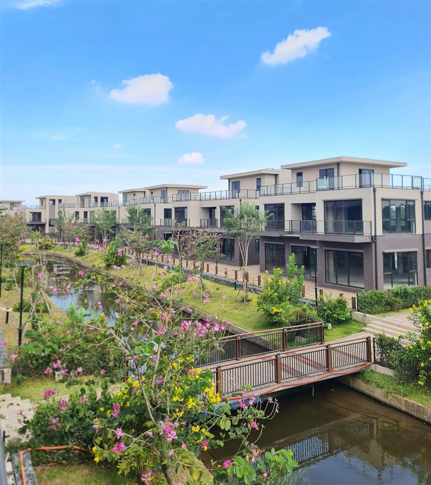 Biệt thự 300m2 3 lầu. kđt waterpoint cách q7 chỉ 35 phút. vay miễn trả gốc lãi 30 tháng. vốn 3.5 tỷ