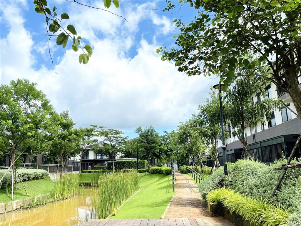 Biệt thự 300m2 3 lầu. kđt waterpoint cách q7 chỉ 35 phút. vay miễn trả gốc lãi 30 tháng. vốn 3.5 tỷ