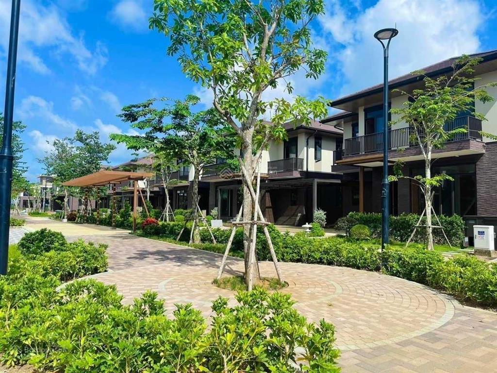 Biệt thự 4 mặt sân vườn waterpoint, cách q7 30'. 480m2 19.1 tỷ view công viên và kênh đào. gốc cđt