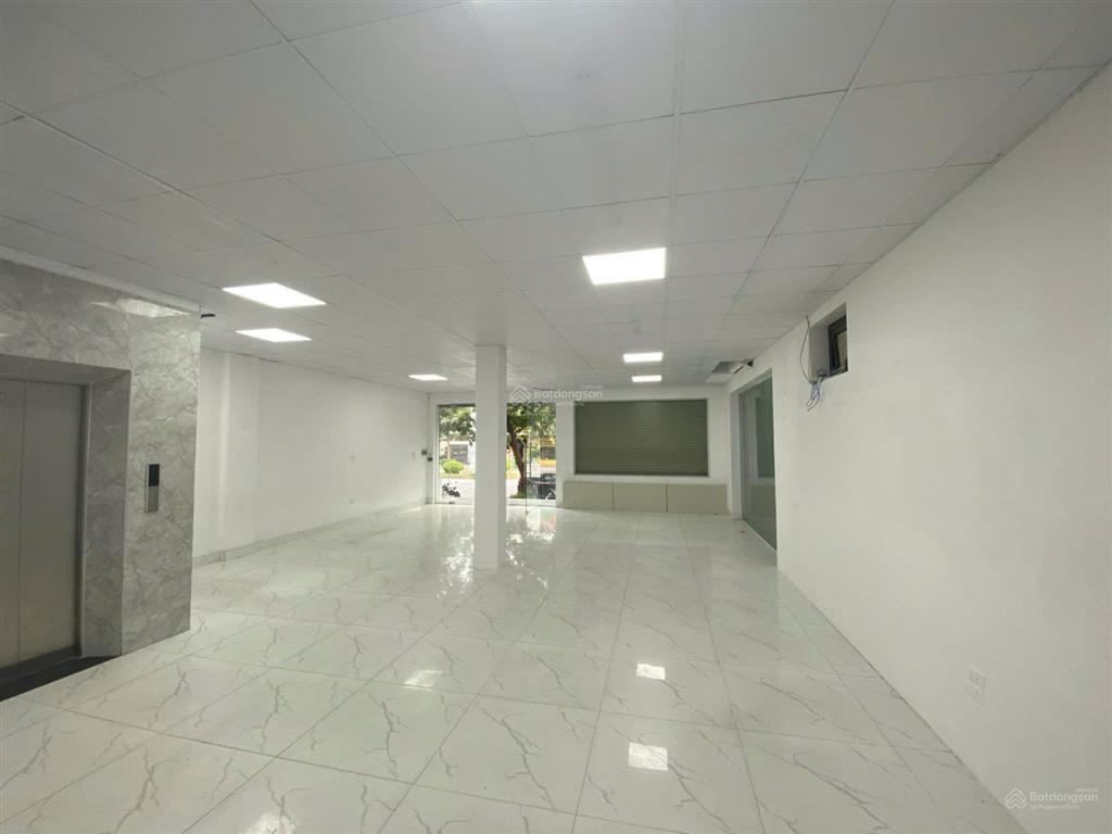 Cho thuê nhà phạm văn đồng, thành phố giao lưu. dt 240m2, 6 tầng 1 hầm, mt 16m, thang máy, 140tr