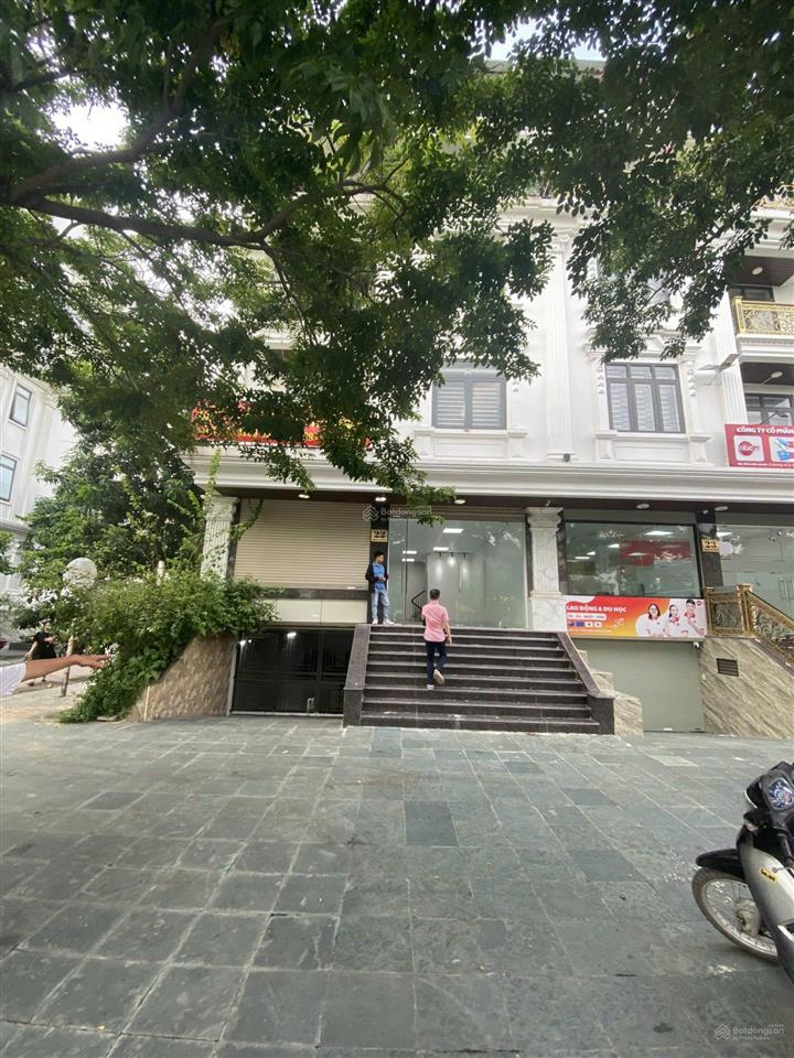 Cho thuê nhà phạm văn đồng, thành phố giao lưu. dt 240m2, 6 tầng 1 hầm, mt 16m, thang máy, 140tr