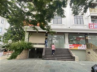 Cho thuê nhà phạm văn đồng, thành phố giao lưu. dt 240m2, 6 tầng 1 hầm, mt 16m, thang máy, 145tr