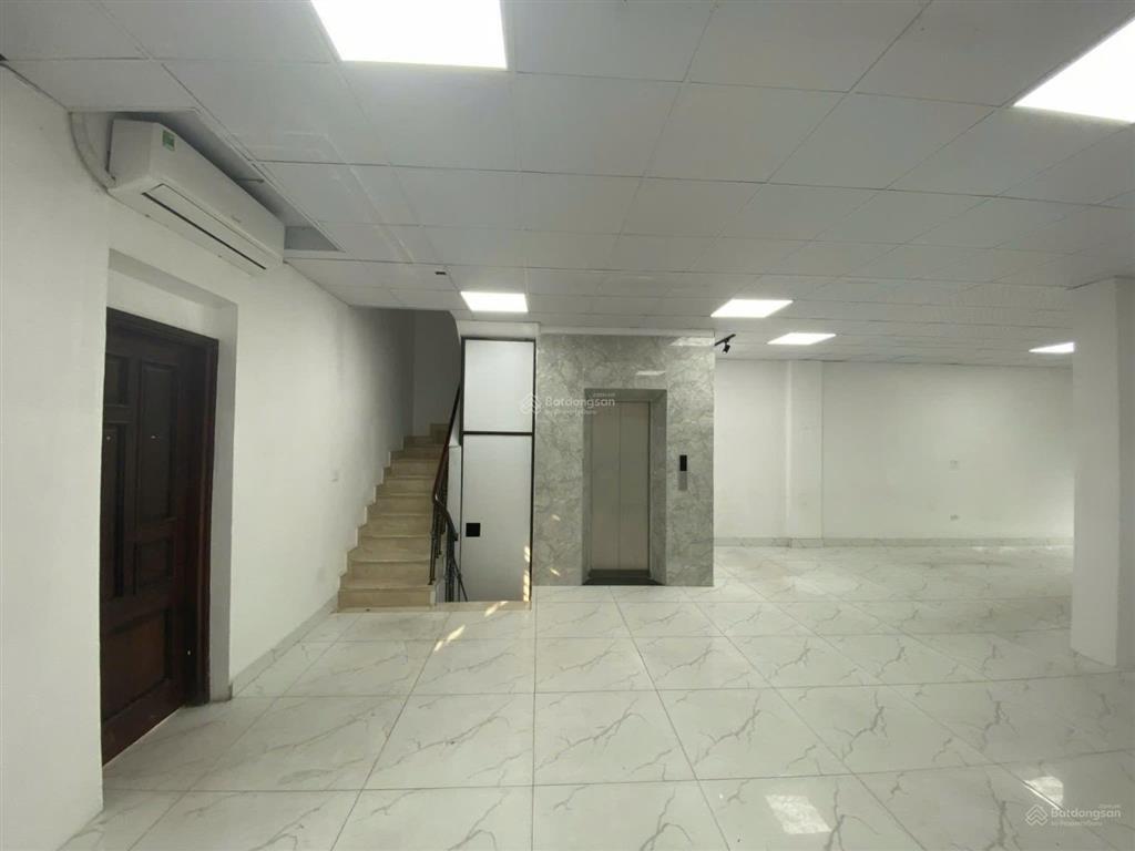 Cho thuê nhà phạm văn đồng, thành phố giao lưu. dt 240m2, 6 tầng 1 hầm, mt 16m, thang máy, 140tr