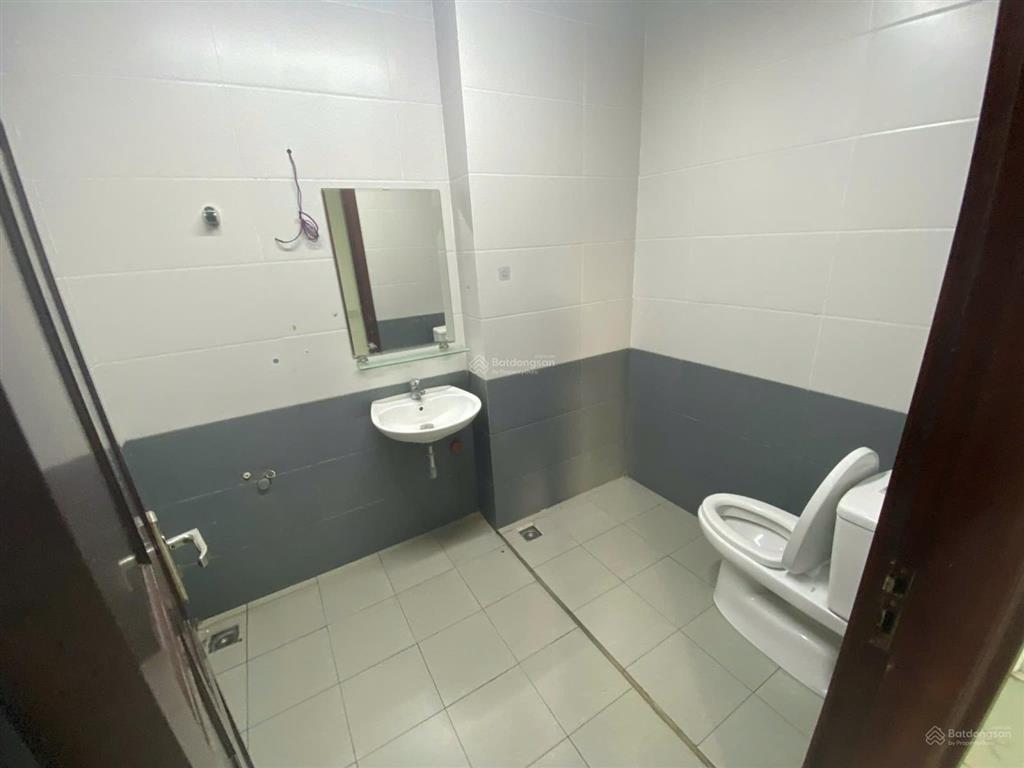 Cho thuê nhà phạm văn đồng, thành phố giao lưu. dt 240m2, 6 tầng 1 hầm, mt 16m, thang máy, 140tr