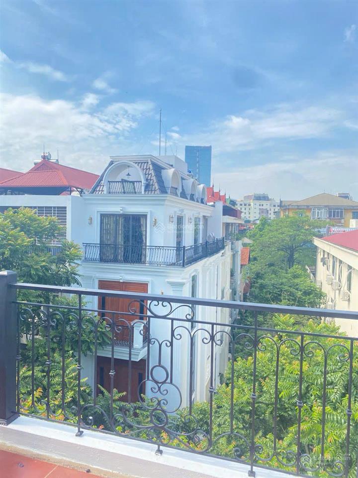 Cho thuê căn hộ 1 ngủ, 1 khách khép kín, thang máy full nội thất