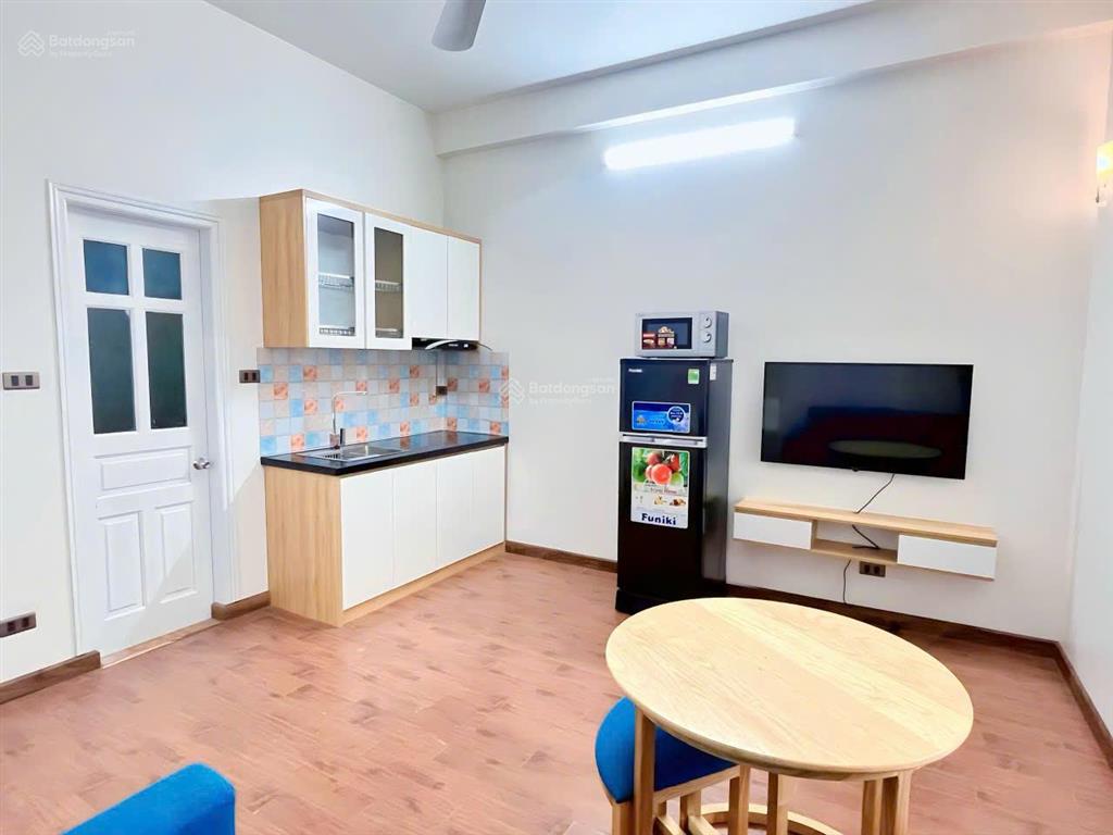 Cho thuê căn hộ 1 ngủ, 1 khách khép kín, thang máy full nội thất