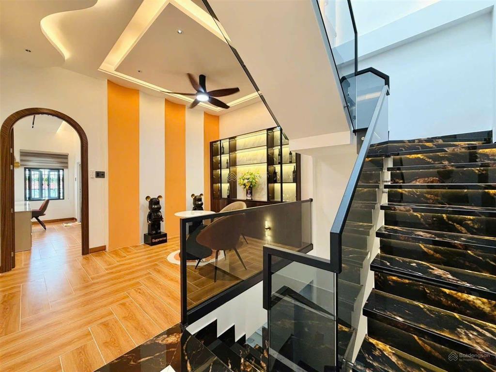 Bán nhà mặt tiền nguyễn duy cung, p12, gv. dt 4.3x23 99m2, 3 tầng, nhà mới, chỉ 11.9 tỷ