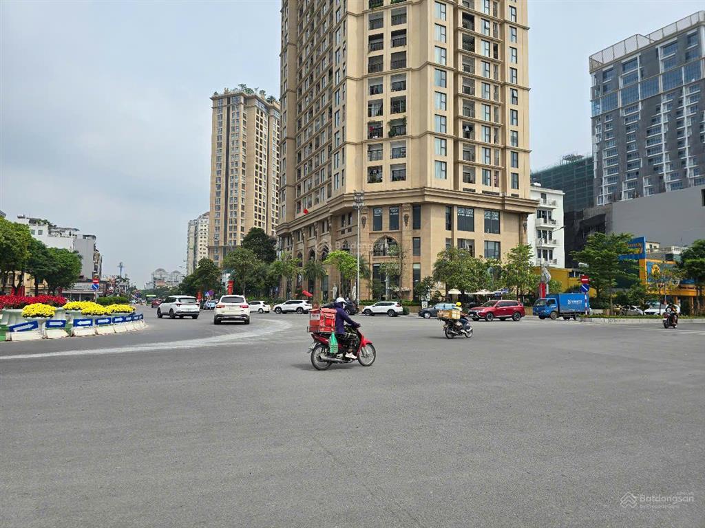 Hiếm mảnh đất gía đầu tư 360tr/m2 mặt phố hè 8m lạc long quân 200m2 mt~6 m nở hậu ~16m 71 tỷ tây hồ